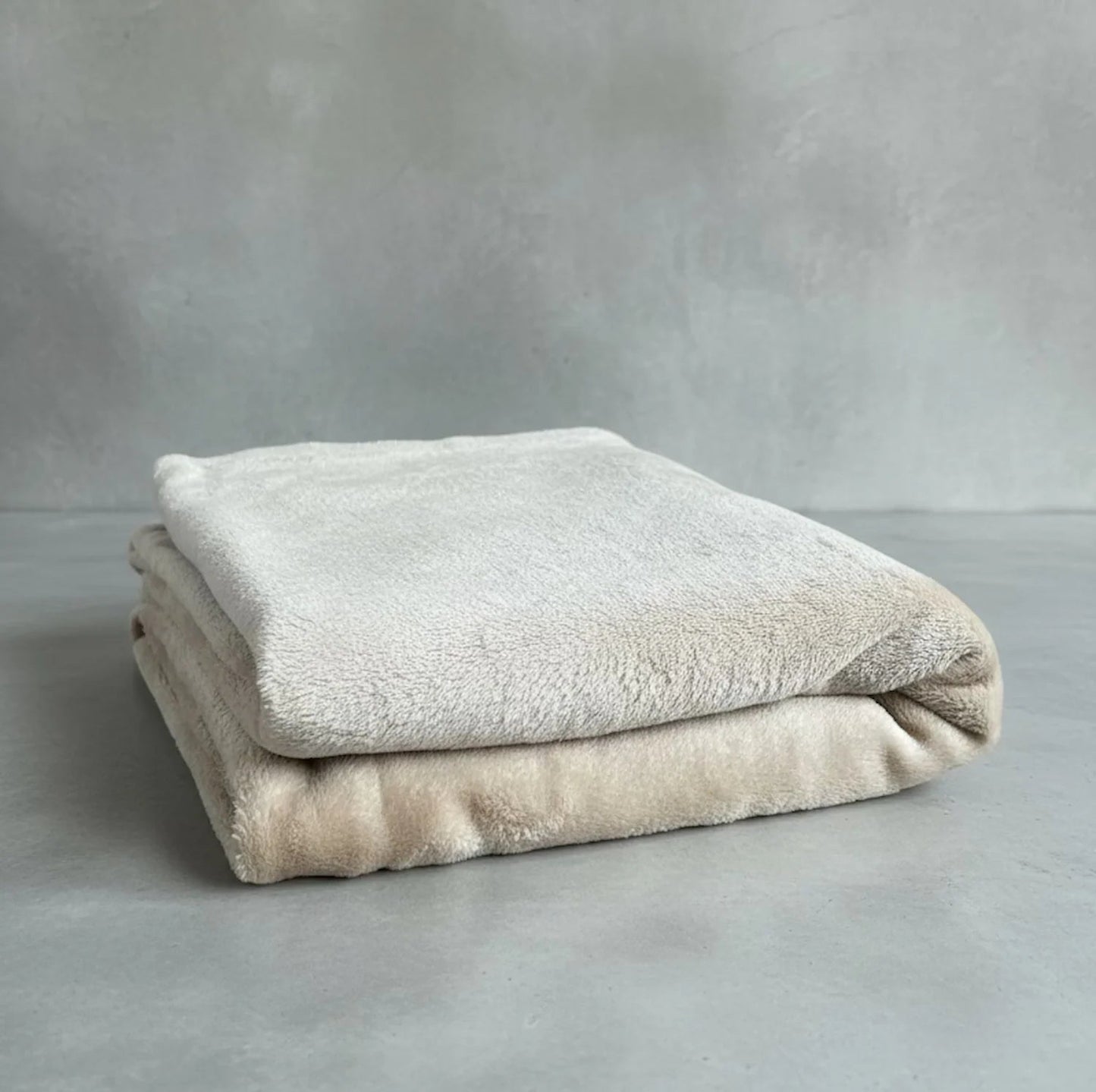 Shears premium stone ultra-soft double fleece comfort blanket for cats, ideal for kneading, comfort suckling and cosy naps.