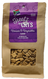 Crunchy cat treats pouch, Venison and vegetables flavour, window shows crunchy cubes