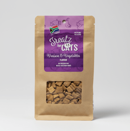 Crunchy cat treats pouch, Venison and vegetables flavour, front view with window of cubes